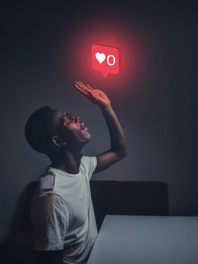 Dunkelhäutiger junger Mann mit Instagram-Herz-Symbol